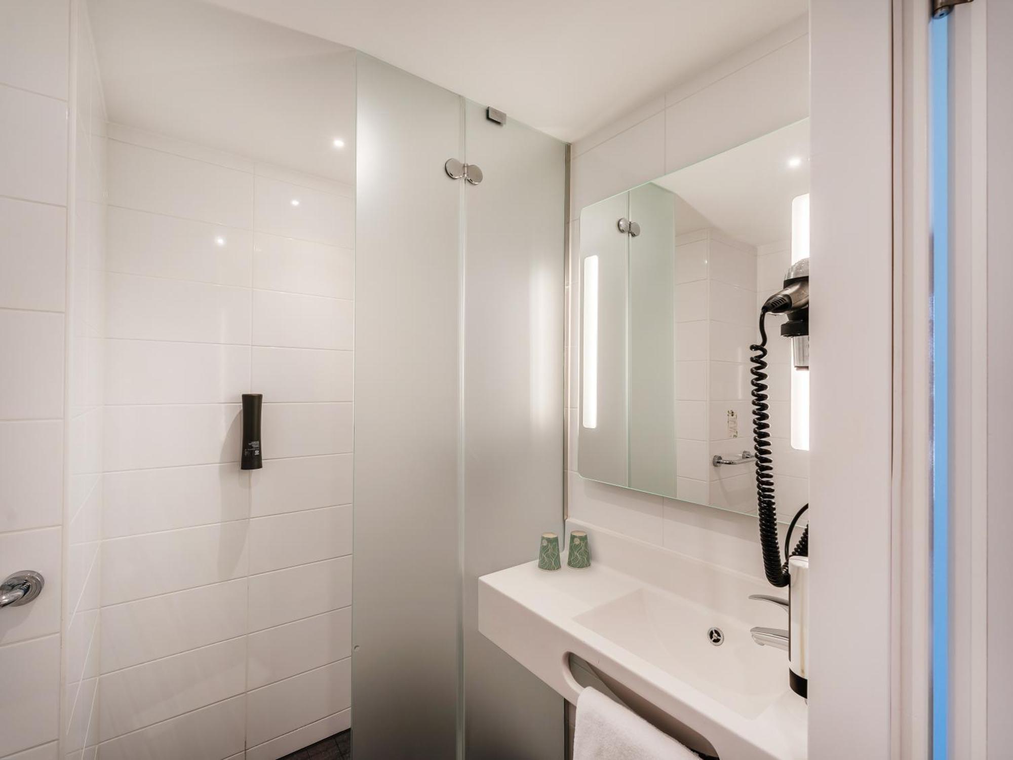 Quadruple Room Shower,1706953325:JPEG